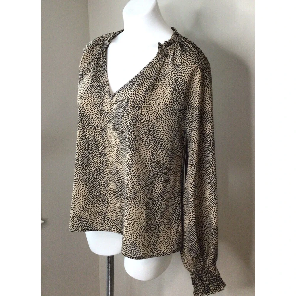 Evereve Allison Joy Cheetah Print Collarless Longsleeve Blouse Size M - Picture 2 of 6